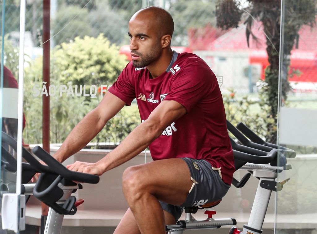 Lucas Moura alterna trabalhos na piscina e na academia na luta para voltar a jogar no São Paulo
