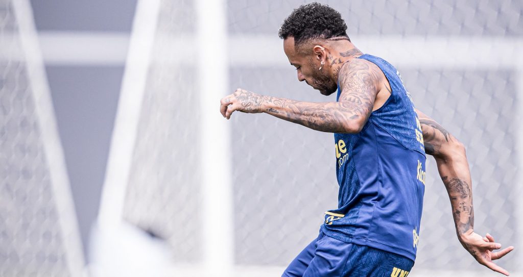 Neymar volta a treinar no gramado e comemora: ‘Sem dor, graças a Deus’