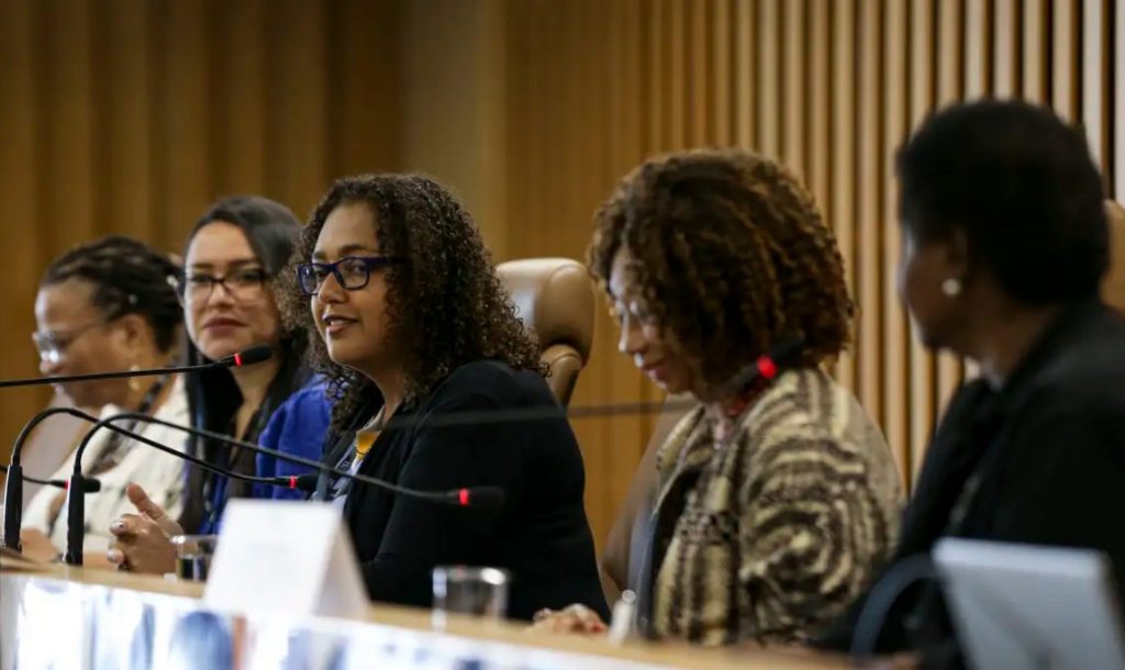 Negros em cargos do Executivo têm origem popular e alta qualificação