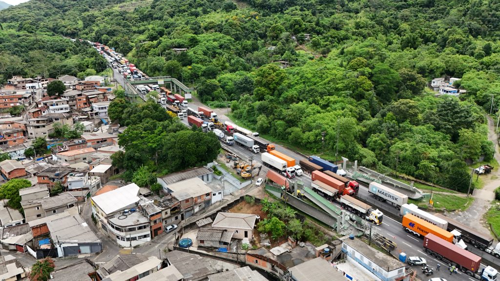 Bombeiros impedem ônibus na segunda pista da Imigrantes