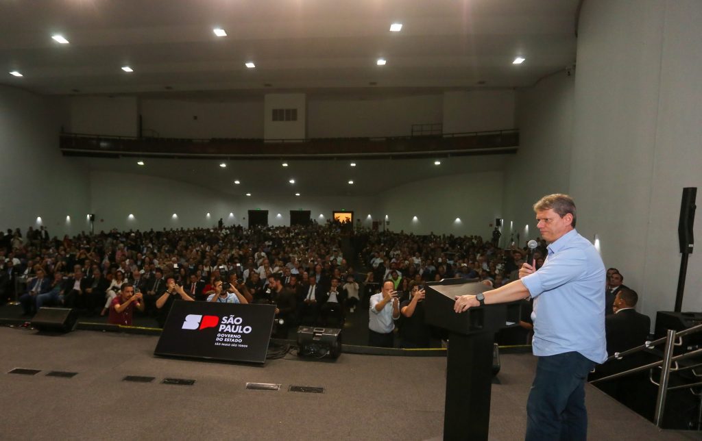 Tarcísio usa encontros com prefeitos para pavimentar reeleição