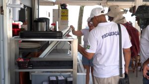 Fiscalização descarta 874 kg de gelo impróprio para consumo