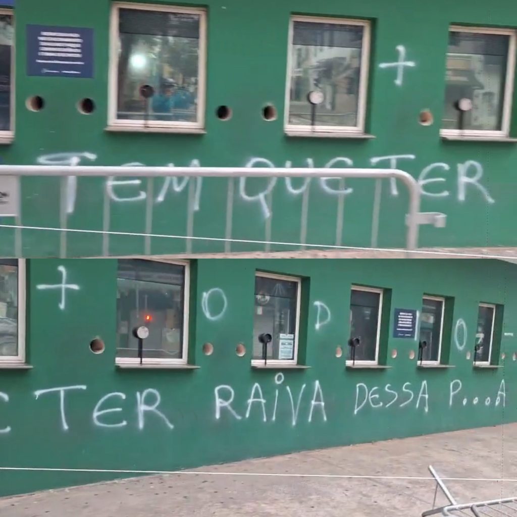 Torcida do Palmeiras picha muro do Allianz em cobrança ao time