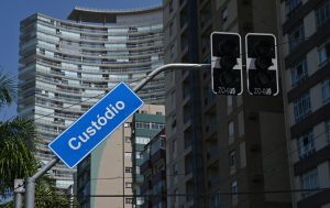 Orla de Santos ganha novas placas de sinalização