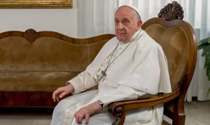 Papa Francisco estabiliza e já não precisa de ventilação mecânica