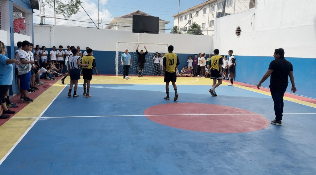 Após dedicação à reciclagem, escola ganha nova quadra esportiva