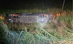 Ônibus cai em ribanceira na Dutra; 26 feridos e uma vítima fatal