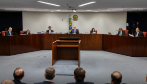 Julgamento de Bolsonaro será retomado amanhã