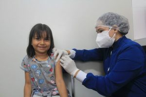 Baixa adesão à vacinação contra dengue preocupa prefeituras