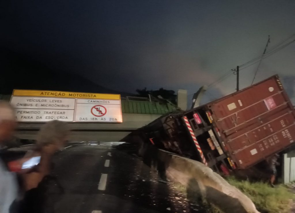 Passarela desaba na Anchieta após colisão; há congestionamento nos dois sentidos