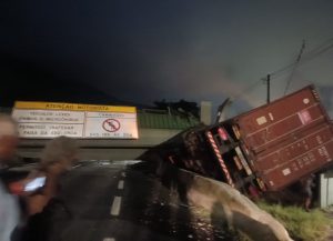 Passarela desaba na Anchieta após colisão; há congestionamento nos dois sentidos