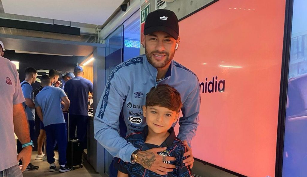 Garoto com escudo do Santos no olho realiza sonho de conhecer seus ídolos