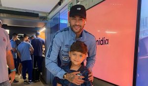 Garoto com escudo do Santos no olho realiza sonho de conhecer seus ídolos