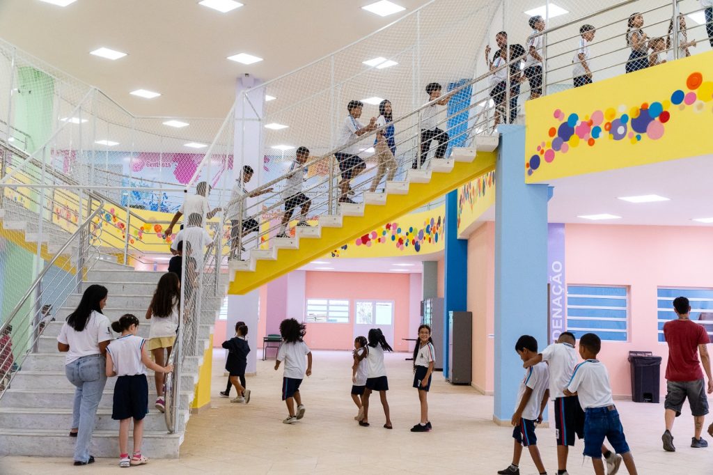 Loja de móveis é reformada e recebe maior escola pública de Bertioga