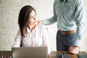 Nove a cada dez mulheres já sofreram assédio no trabalho
