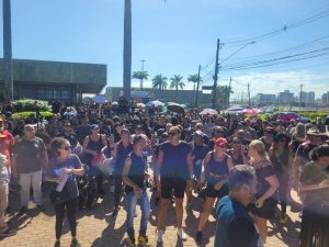 Grevistas se concentram em frente ao Paço nesta segunda