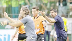 Rivalidade apimenta Choque-Rei nesta segunda