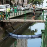 10ª barreira é instalada para evitar que resíduos cheguem ao mar