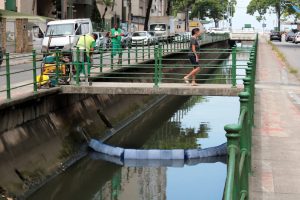 10ª barreira é instalada para evitar que resíduos cheguem ao mar