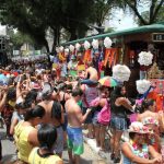 Com marchinhas e muita alegria, Carnabonde agita Centro de Santos