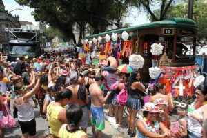 Com marchinhas e muita alegria, Carnabonde agita Centro de Santos