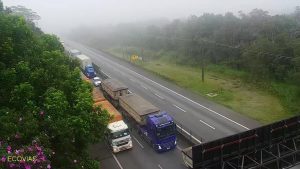 Acidente entre caminhões causa congestionamento na Anchieta
