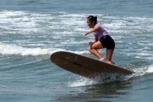 Em Santos, festival de longboard celebra a união das mulheres e o amor ao surfe
