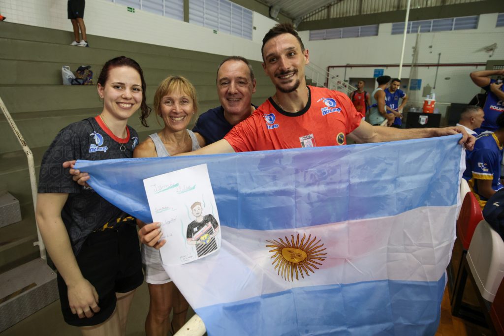Levantador argentino conquista o coração da torcida do Time PG de vôlei