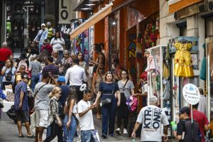 PIB do Brasil e expansão do setor de serviços impulsionam recuperação entre 2022 e 2024