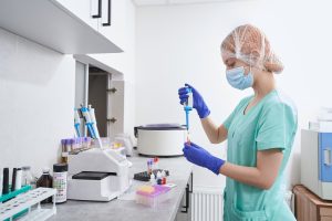 Como o estresse pode afetar os resultados dos exames laboratoriais