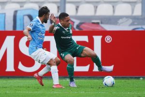Palmeiras vacila, mas encontra gol no acréscimo e bate o Sporting Cristal na Libertadores