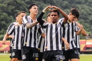 Atacante Sub-17 do Santos celebra primeiro gol e comemora 100% de aproveitamento do time no Paulista