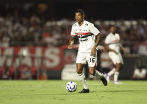 Luiz Gustavo é internado com dores do peito e desfalca o São Paulo por tempo indeterminado