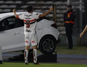 São Paulo confirma cirurgia de Calleri e promove jovem da base antes do clássico com o Santos