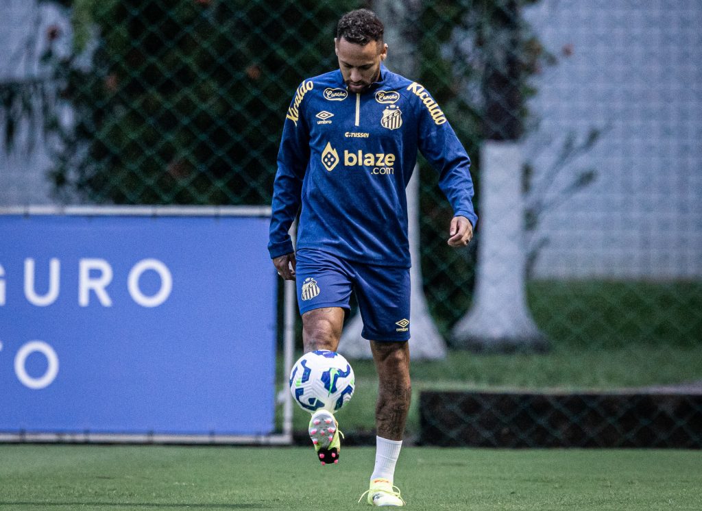 Neymar se recupera de lesão na coxa e volta para o jogo diante do Fluminense