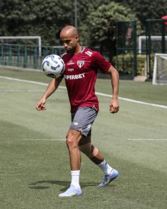 Lucas Moura trabalha com bola pela 1ª vez no campo e pode reforçar São Paulo na Copa do Brasil