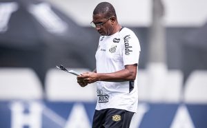 Santos segue rejeitado no mercado e encontra dificuldades para substituir Caixinha