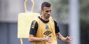 ‘Aprovado’ por Neymar, João Schmidt renova com Santos até 2027; Kevyson também amplia vínculo