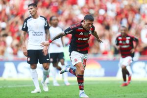 Corinthians expõe falhas a Dorival no Maracanã e é goleado pelo Flamengo em jogo do Brasileirão