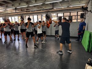 Campeão de boxe realiza aula especial e alerta estudantes sobre os riscos da violência escolar