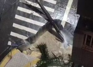 Chuva causa deslizamentos em três morros do Guarujá e abre cratera em SV