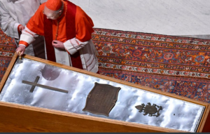 Com multidão e sob aplausos, corpo do Papa Francisco é sepultado