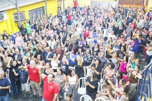 Professores de São Vicente mantêm greve pelo menos até 5ª