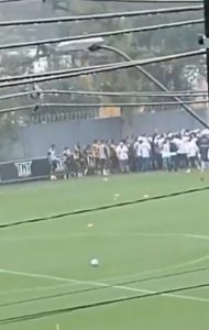 Torcedores organizados do Santos invadem o CT Rei Pelé