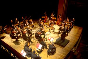 Pianista uzbeque Olga Kopylova participa da Orquestra Sinfônica de Santos