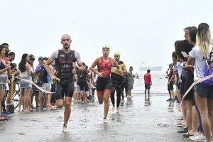 Troféu Brasil de Triathlon leva brilho a orla da praia de Santos