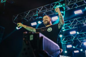 Mais de 10 mil pessoas assistem show do CPM22 em Cubatão