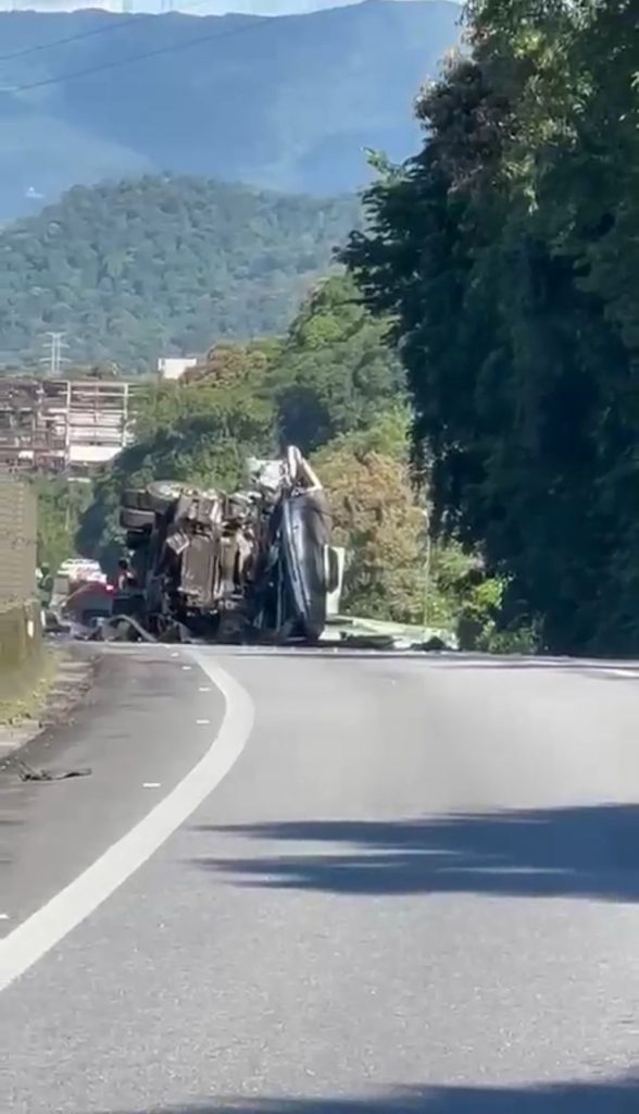 Caminhão tomba e bloqueia Cônego Domênico Rangoni
