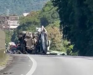 Caminhão tomba e bloqueia Cônego Domênico Rangoni