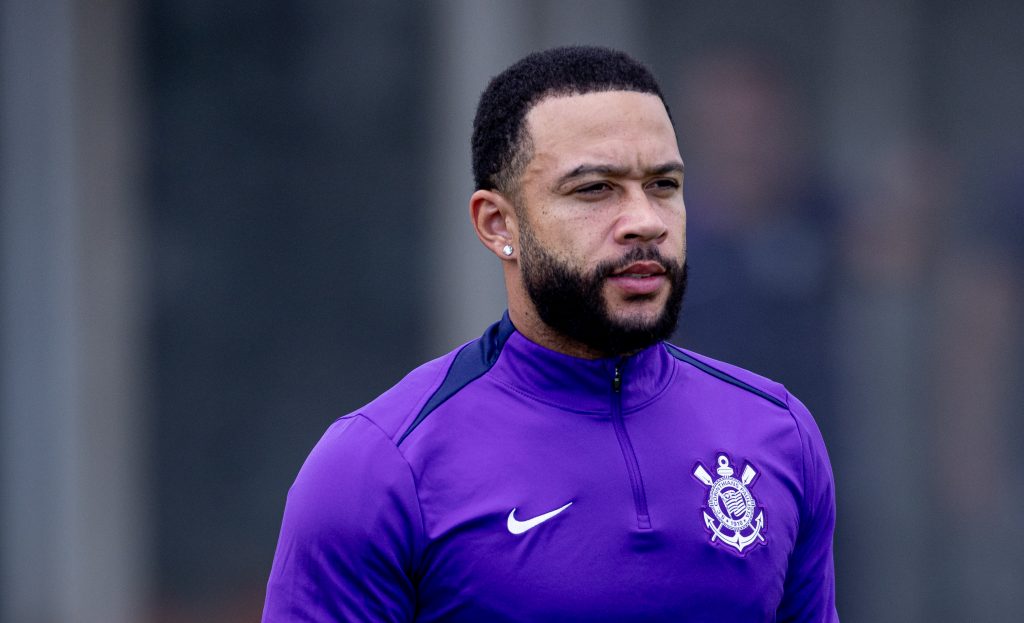 Depay detona gramado do Allianz em vídeo divulgado pelo Corinthians: ‘Campo de m…’